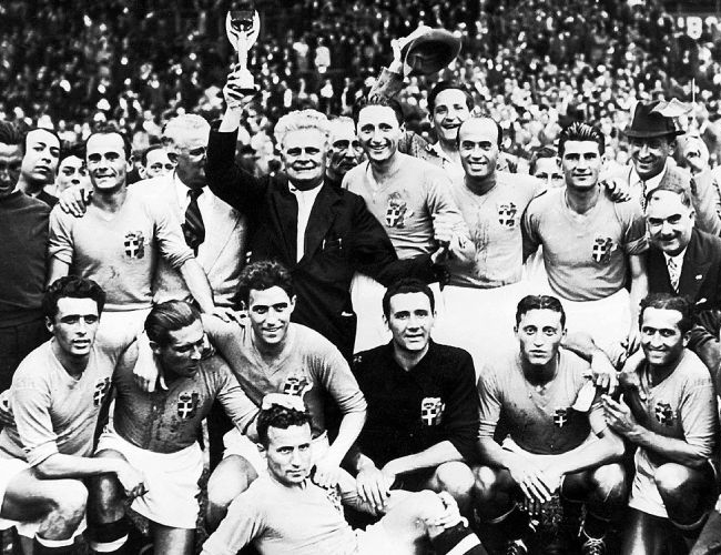 Reprezentacja Włoch - po raz drugi tryumfatorzy Mistrzostw Świata, tym razem we Francji / worldcupteams.republika.org