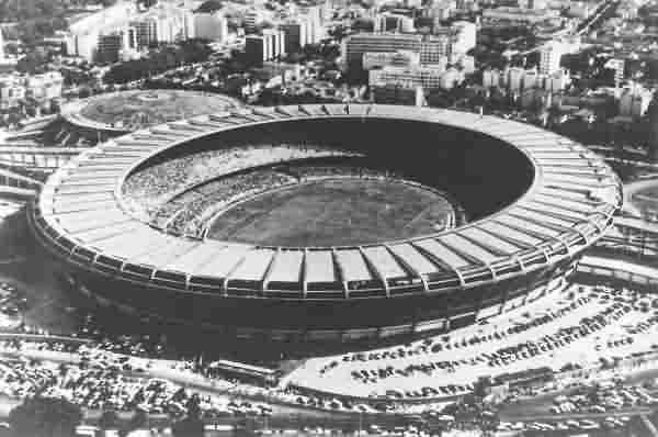 Legendarny brazylijski stadion Maracana. Swoją nazwę zawdzięcza rzeczce, płynącej nieopodal obiektu. W 1950 roku największy stadion na świecie, mogący pomieścić 200 tys. osób / euro-futbol.blog.onet.pl