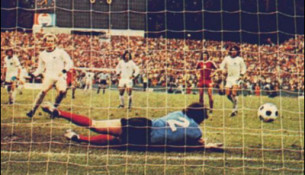 Tomaszewski broni karnego Hoenessa / fot. soccermond.com